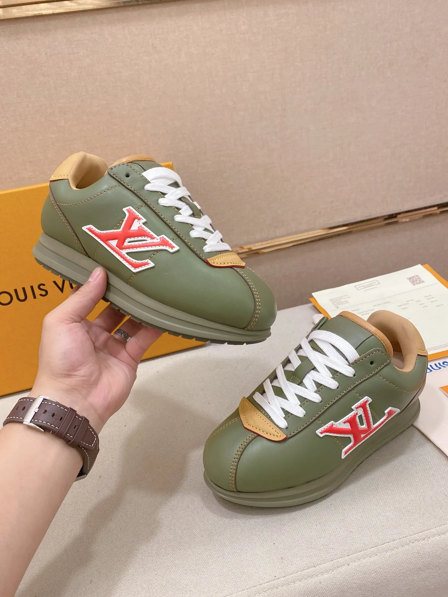 Men's shoes💰: Couple style 700💰LOUIS VUITTON Footint Soccer sneakers‼ ️ The top version, the same sneakers for LV couples. You will look fashionable when you wear them. This Footint Soccer sneaker was unveiled in the 2025 spring and summer series fashion show. The tongue is embellished with the Lvers United badge inspired by the football team. The rubber sole of the foot is decorated with multiple Louis Vuitton logos. The original latest packaging. Fabric: original imported cowhide. Lining: original imported breathable mesh. Foot pad: original injection molding pad. Outsole: original molded T combination outsole. Size: 35-45.